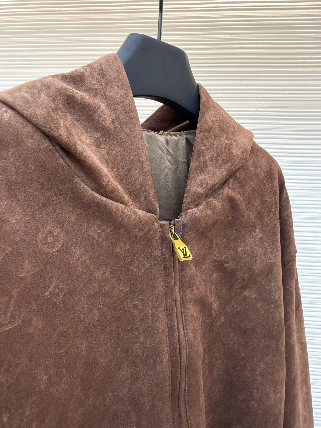 LOUIS VUITTON all-over printed hooded jacket ●Original version: 46000 purchased and developed ●Item number: 1682362-C10 ●Fabric: cotton fabric ●Technology: Fleece production ●Color: brown ●Version: fitted version ●Weight: about 1245 grams ●Size: S-M-L-XL ●Description: This Louis Vuitton brown hooded jacket is made of high-end imitation suede fabric, which is treated with frosting to form a fine suede texture. It is soft to the touch and has a natural matte luster. The surface of the fabric is embossed to present the brand's classic presbyopia pattern. The embossing depth is even, and the pattern outline is clear and not easy to fall off. The body is opened and closed with a two-way metal zipper, and the zipper pull is a brand-customized gold-plated style that has been treated with antioxidants to prevent fading. The hood is three-dimensionally cut, and is lined with breathable lining inside to improve wearing comfort; the cuffs and hem are edged with high-elastic ribs, and the ribs and body fabric are sewn with double-needle stitching for high firmness. The overall shape is a loose shoulder design, and the cut pieces have been adjusted through many trials. The splicing between the shoulders and the body uses a buried clip process to make the lines smooth and reduce wearing friction. Every detail has been strictly quality controlled to take into account both design and practicality. The overall wiring is straight and delicate, the fabric is comfortable and soft, and the color is consistent without color difference. It can be matched with the same style to create a fashionable look and control various occasions. Customized accessories, complete with three standards, same style for men and women!